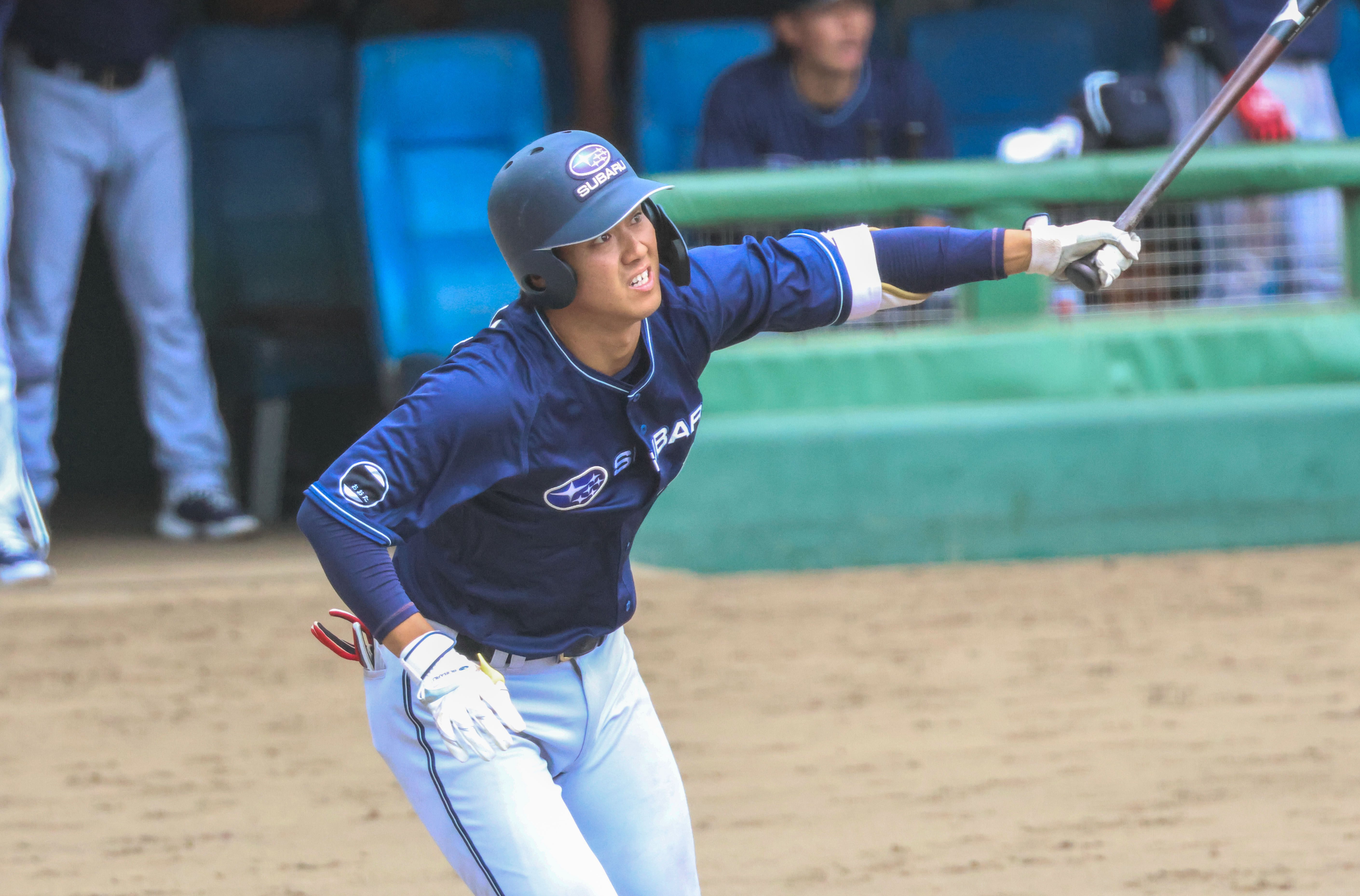 打球の行方を見つめる吉田晃誠選手