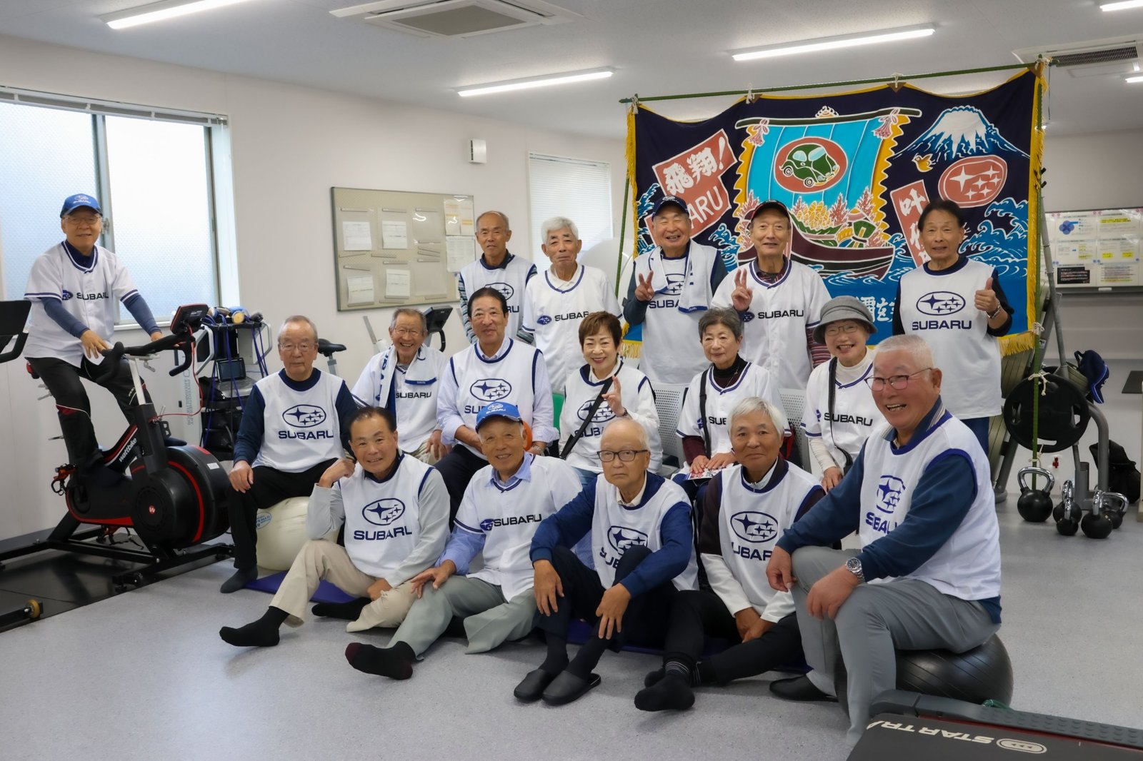 座談会に集まった支援する会のメンバー